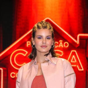 Camila Queiroz com três box braids e half ponytail (meio-rabo), o penteado deixa o rosto bem à mostra e traz uma informação mais moderna ao conjunto