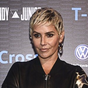 Cabelo pixie de Deborah Secco em tom platinado