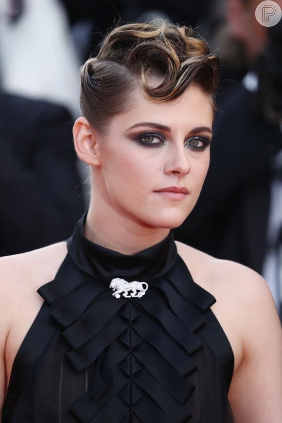 Todo o volume central do corte curto de Kristen Stewart