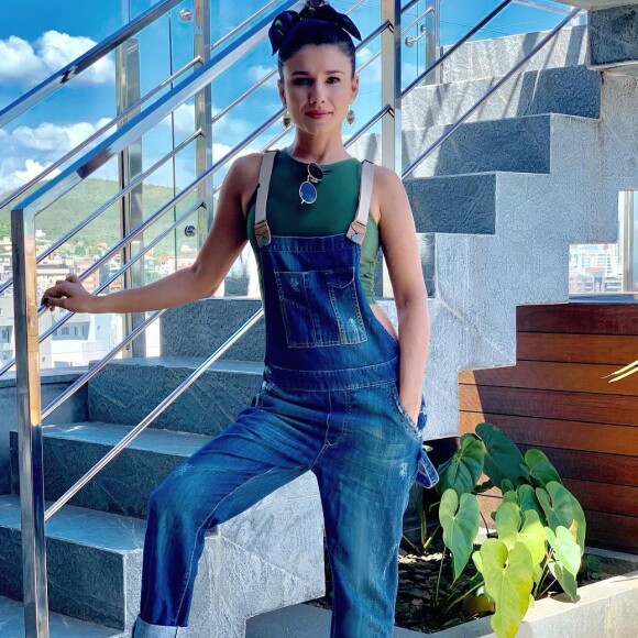 Paula Fernandes fará dueto com fãs em seu novo DVD: 'Acho que vai ser incrível a gente cantar juntos... e shallow now!'