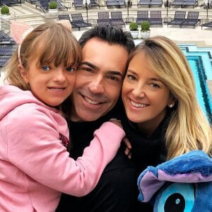 Grávida pela 2ª vez, Ticiane Pinheiro e o marido, Cesar Tralli, curtiram jantar do Dia dos Namorados com a filha da apresentadora, Rafaella Justus