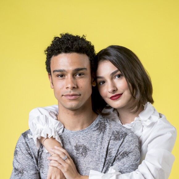 Larissa (Marina Moschen) e Diego (Sergio Malheiros) terão um bebê na novela 'Verão 90'