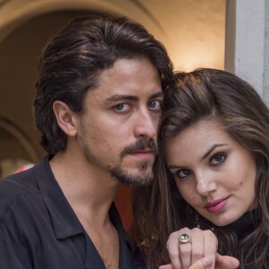 Após saírem da cadeia, Jerônimo (Jesuíta Barbosa) e Vanessa (Camila Queiroz) vão se separar, mas ao final, ficam juntos na novela 'Verão 90'