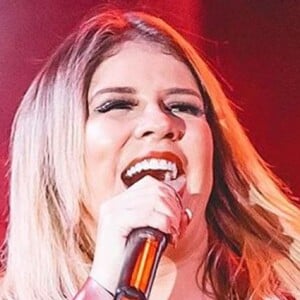 Marilia Mendonça aposta em conjuntinho com casaco longo em show nesta quinta-feira, dia 14 de junho de 2019