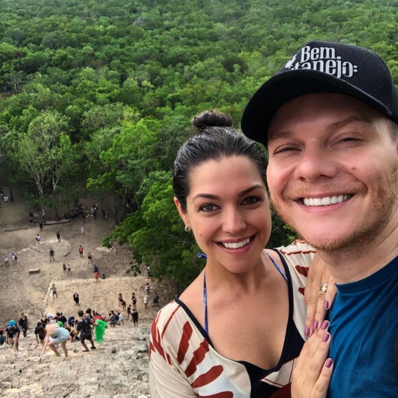 Thais Fersoza e Michel Teló subiram uma escadaria de 120 degraus de pedra
