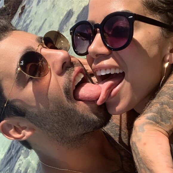 Anitta se divertiu ao ver os presentes comprados por Pedro Scooby para os filhos dele e para seus pais