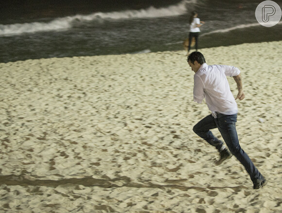 Confuso e angustiado, Enrico (Joaquim Lopes) corre em direção ao mar, em cena de 'Império'