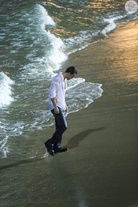 Enrico (Joaquim Lopes) volta para a areia, cabisbaixo, em cena de 'Império'