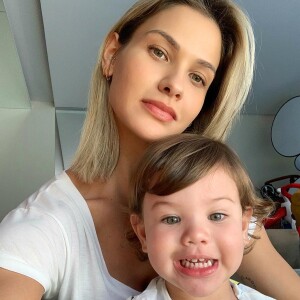 Andressa Suita elogiou o filho Gabriel ao vê-lo acertar o nome de diferentes animais: 'Muito bem, filho! Parabéns, você é muito inteligente!'