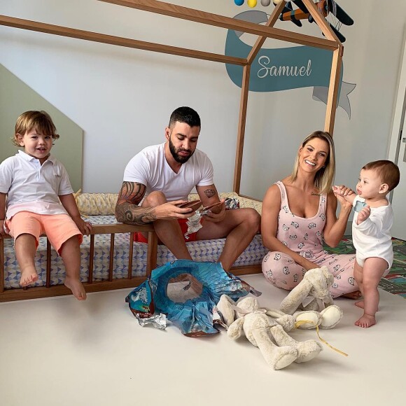 Com 1 ano e 11 meses, Gabriel, filho de Andressa Suita e Gusttavo Lima, já reconhece animais e elementos do livro