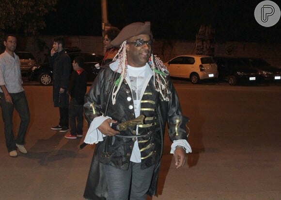 Aíltin Graça vestido como 'Pirata do Caribe'