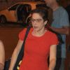 Drica Moraes apareceu na festa de chinelo e vestido vermelho