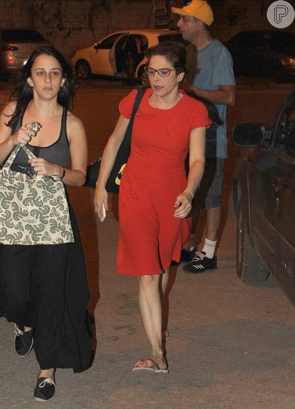 Drica Moraes apareceu na festa de chinelo e vestido vermelho