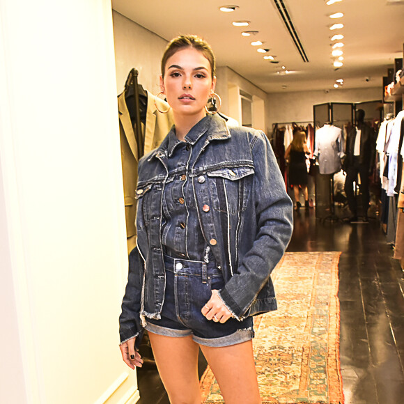 Isis Valverde revelou como encarou o momento do puerpério