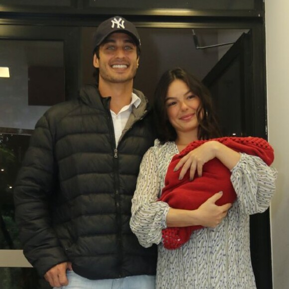 Isis Valverde postou foto do look do dia com filho, o pequeno Rael
