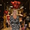 Lingerie à mostra: Giovanna Ewbank apostou no sutiã rendado sob o cardigan longo, usado como vestido 