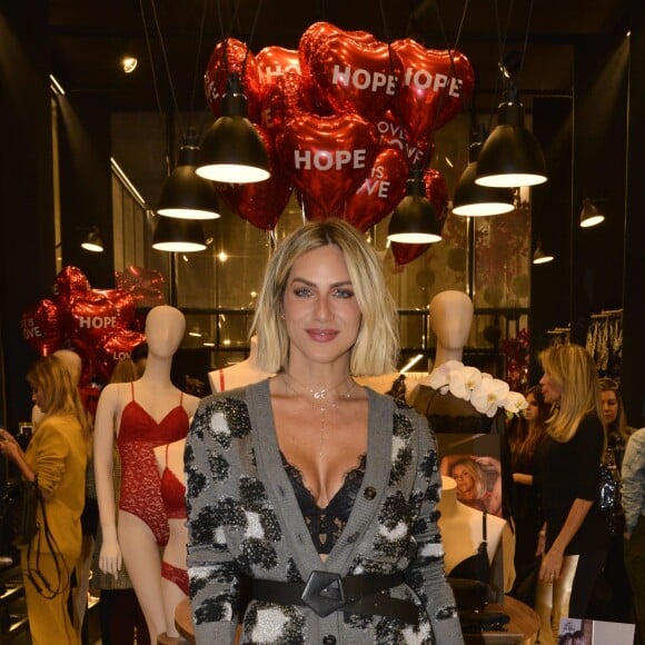 Lingerie à mostra: Giovanna Ewbank apostou no sutiã rendado sob o cardigan longo, usado como vestido 