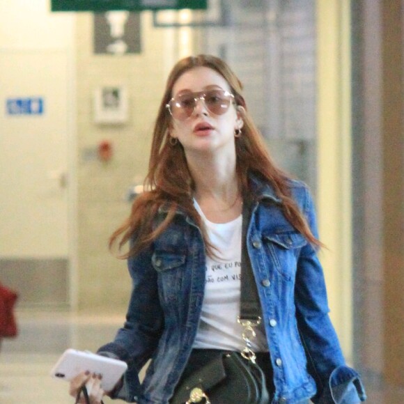 Com look básico, Marina Ruy Barbosa embarcou em aeroporto do Rio nesta quarta-feira, 19 de junho de 2019