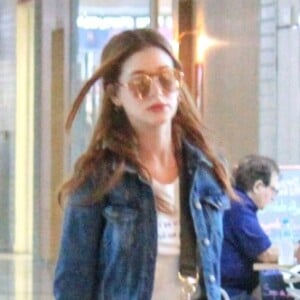Marina Ruy Barbosa foi clicada com várias bagagens em aeroporto do Rio