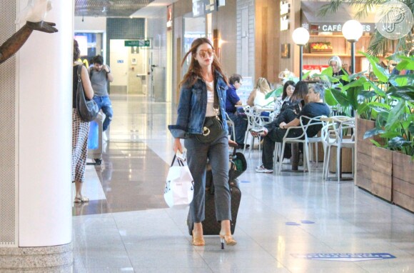 Marina Ruy Barbosa foi clicada com várias bagagens em aeroporto do Rio