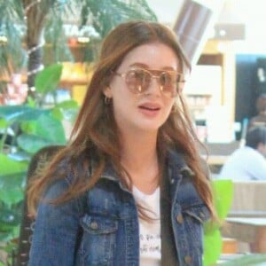 Marina Ruy Barbosa usou jaqueta jeans, calça de alfaiataria e sandálias nude para embarcar em aeroporto do Rio