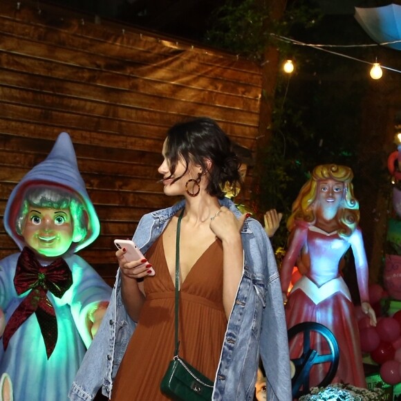 Bruna Marquezine mostrou novo corte de cabelo ultracurto em festa de Títi