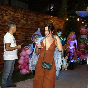 Bruna Marquezine completou look com jaqueta jeans e rasteirinha da cor do vestido