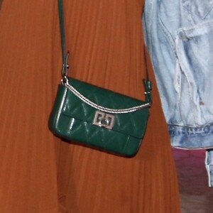 Bruna Marquezine apostou em bolsa de couro transpassada em look