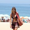Yasmin Brunet exibiu boa forma em dia de praia no Rio de Janeiro