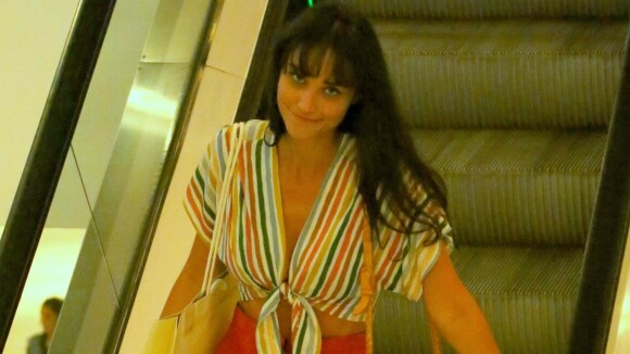 Débora Nascimento aposta em cropped de nó colorido e pantacourt ao ir às compras