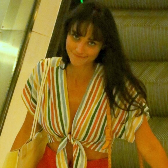 Débora Nascimento é fotografada em dia de compras no Rio de Janeiro