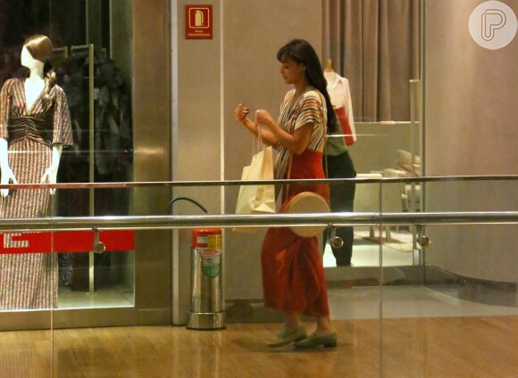 Débora Nascimento foi às compras no shopping Village Mall, na Barra da Tijuca, zona oeste do Rio