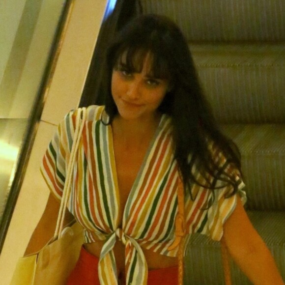 Débora Nascimento apostou em cropped de nó colorido e chamou atenção por deixar barriga à mostra e decote