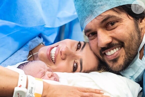 O filho caçula de Patricia Abravanel e Fabio Faria completou 2 meses no dia 19 deste mês: o bebê nasceu em 19 de abril