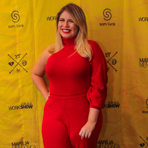 Grávida, Marilia Mendonça usou look justo ao corpo em show