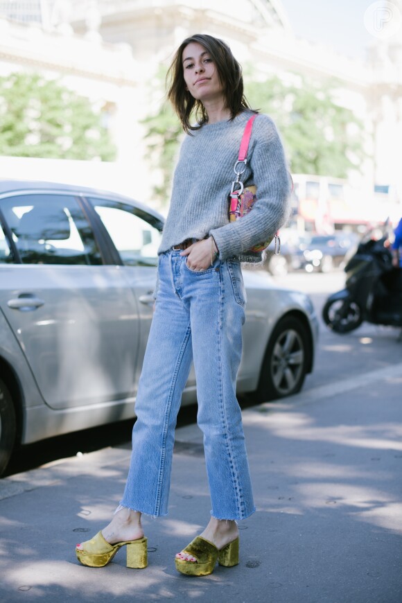 Calça jeans reta é o modelo da vez: o look com mules meia pata e bolsa de alça curta não poderia ser mais anos 90
