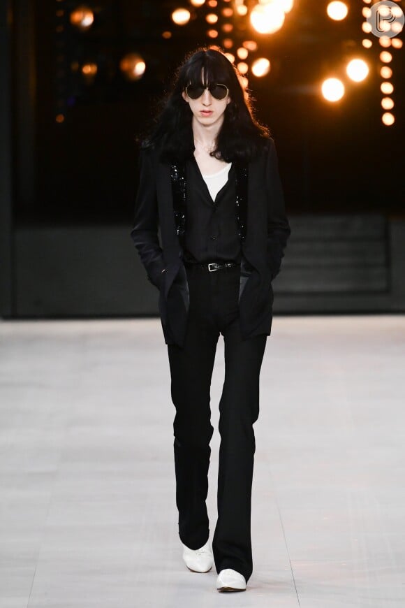 Calça jeans reta é o modelo da vez: look preto e unissex da Celine