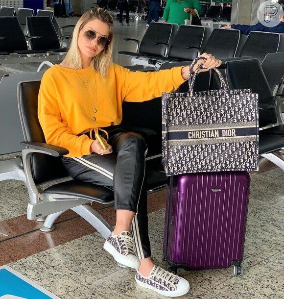 Andressa Suita já posou com bolsa da Dior em viagem anterior