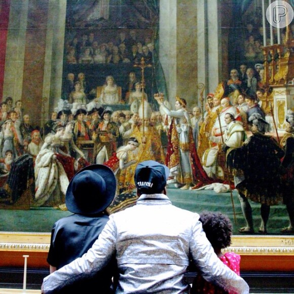 Beyoncé e Jay-Z observam quadro em museu, junto com a filha Blue Ivy