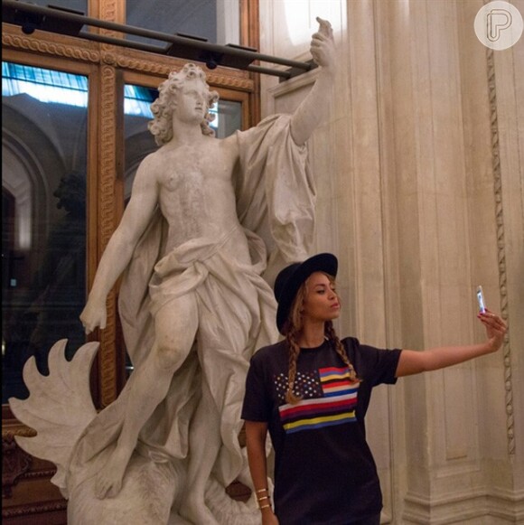 Beyoncé brinca ao fazer selfie em museu