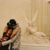 Beyoncé e Jay-Z imitam posição de escultura ao fazer foto no Museu do Louvre, em Paris