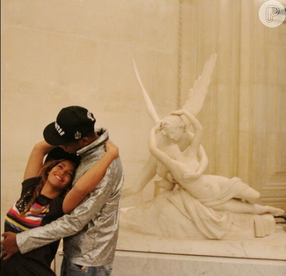 Beyoncé e Jay-Z imitam posição de escultura ao fazer foto no Museu do Louvre, em Paris