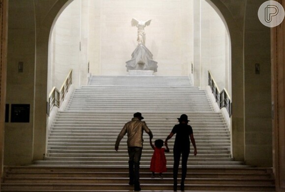 Beyoncé, Jay-Z e Blue Ivy nas escadarias do Louvre, em Paris