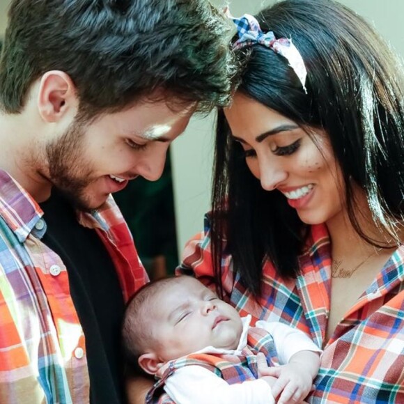 Filho de Jade Seba e Bruno Guedes, da novela 'Topíssima', Zion esbanjou fofura ao combinar look junino com os pais em sua festa de 1 mês