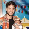 Bruno Guedes, da novela 'Topíssima', posou com o filho, Zion ao completar o primeiro mês do menino