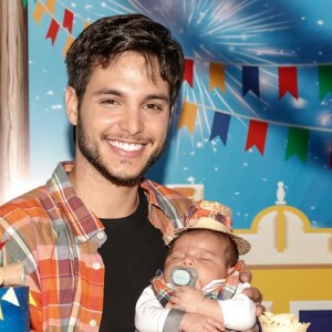 Bruno Guedes, da novela 'Topíssima', posou com o filho, Zion ao completar o primeiro mês do menino