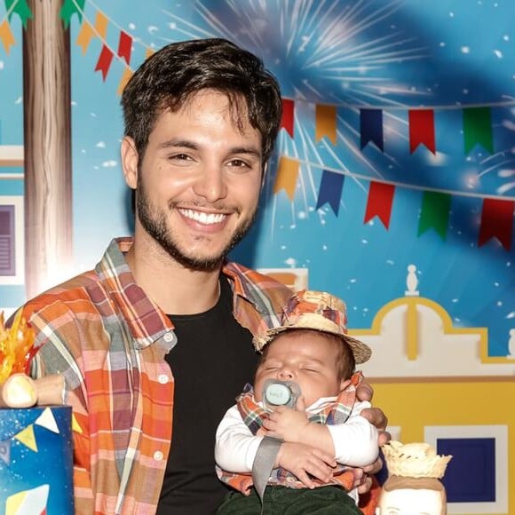 Bruno Guedes, da novela 'Topíssima', posou com o filho, Zion ao completar o primeiro mês do menino