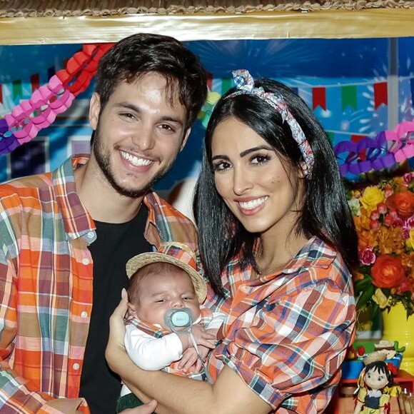 Jade Seba e Bruno Guedes fizeram festa junina para comemorar o primeiro mêsversário do filho, Zion