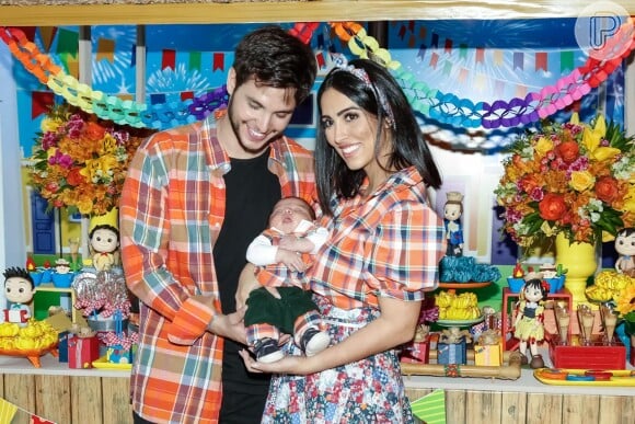 Jade Seba, Bruno Guedes e Zion combinaram look junino na festa de primeiro mês do menino
