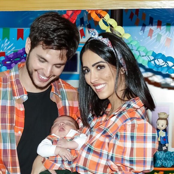 Jade Seba, Bruno Guedes e Zion combinaram look junino na festa de primeiro mês do menino